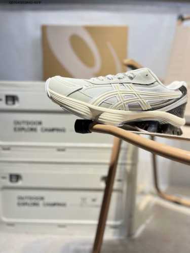 Asics Gel-Kinetic亚瑟士经典跑鞋 如今机能风和户外风吹得正劲，便是主打“Urban Outdoor机能越野风格”，城市和户外场景都能轻松应对。关