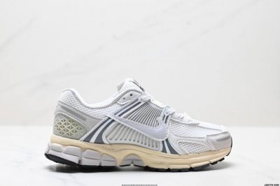 公司级耐克Nike Zoom Vomero 5 马拉松复古跑五代休闲运动慢跑鞋 采用环保纤维革饰片组合网眼布鞋面材质 升级正确后跟Tpu加固 耐弯折热塑框架支撑