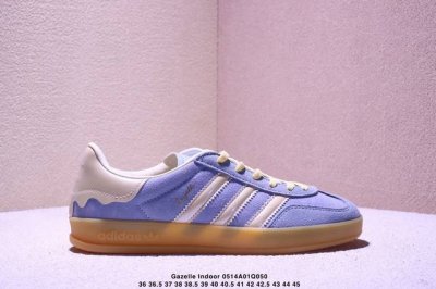 阿迪达斯 Adidas Originals Gazelle Indoor复古三叶草防滑透明橡胶板鞋经典运动鞋。这款经典鞋,忠于原版设计,缀撞色三条纹和鞋跟饰片。