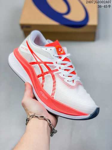 公司级asics 亚瑟士magic Speed 3稳定跑鞋鞋面采用双层提花网面设计，提高包裹性和透气性，后跟搭载稳定系统科技t-Gel提升整体支撑力和结构感，减