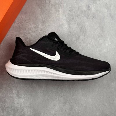 本地 核心私 耐克Nike Court Borough Low 2 Gs 登月跑鞋 登月39代 超轻网面跑步鞋 脚跟区域营造出色舒适度，而在鞋底部分，搭载全掌型