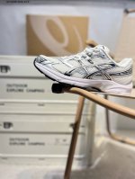 asics Gel-1 亚瑟士经典跑鞋 如今机能风和户外风吹得正劲，便是主打“Urban Outdoor机能越野风格”，城市和户外场景都能轻松应对。关键是跑鞋的