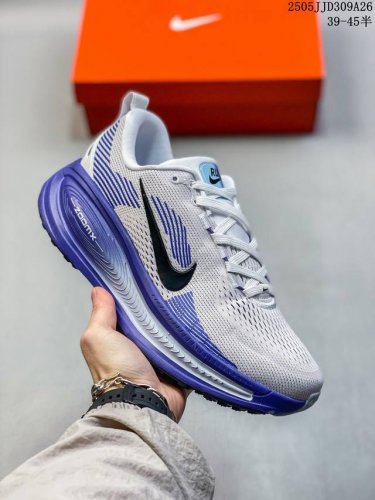 nike 耐克 佛莫罗18代系列 升级原楦原数据开发纸版 采用科技织法轻盈织物合成鞋面材质 足底搭载 Zoomx 缓震配置 Cushlon 3.0混合泡棉中底缓