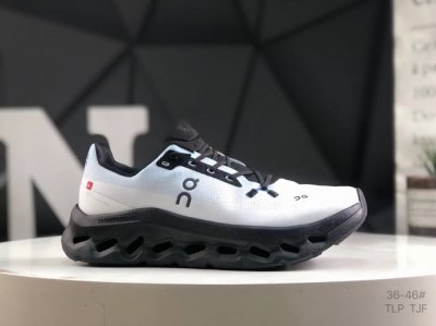 On昂跑 Cloudtilt 户外街头机能风跑步鞋 户外机能融合街头潮流 越界开启全新都市探索 Cloudtec专利科技鞋底搭载耐温耐用革新中底泡棉 同时以摇椅