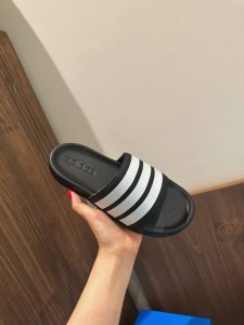 舒适度与颜值并存 一脚下去软到我心尖 走哪穿哪 请把这双拖鞋直接焊脚上 2025新款阿迪儿童一脚蹬拖鞋凉鞋亲子鞋沙滩鞋 size 22 35 童鞋 36-39码