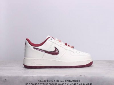 耐克 Nike Air Force 1 '07 Low 空军一号低帮，柔软、弹性十足的缓震性能和出色的中底设计，横跨复古与现代的外型结合，造就出风靡全球三十多年