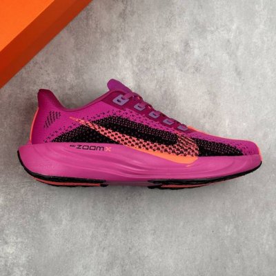 本地 核心私 Nike pegasus plus 飞马系列透气缓震运动跑鞋 #全新一代拥有 Zoom Air 一如既往的稳定感和流畅感 鞋面采用工程网眼设计 为