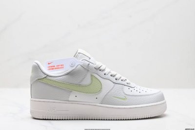 公司级耐克Nike Air Force 1’07 Low空军一号低帮百搭休闲运动板鞋。柔软、弹性十足的缓震性能和出色的中底设计，横跨复古与现代的外型结合，造就出