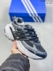 冬季新款adidas阿迪达斯女时尚百搭透气舒适运动休闲鞋 过往运动鞋设计 助力 21 世纪早期跑步运动跃升时尚新高度 采用透气网眼布、运动风格线条和耐穿覆面 兼
