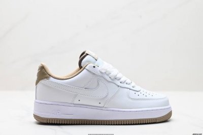 260 公司级耐克Nike Air Force 1“07空军一号低帮百搭休闲运动板鞋。柔软、弹性十足的缓震性能和出色的中底设计，横跨复古与现代的外型结合，造就出