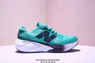 公司级新百伦New Balance W880系列复古老爹风休闲运动慢跑鞋 880系列是New Balance的次顶级缓震跑鞋，脚感软弹舒适，缓震性和稳定性都不错