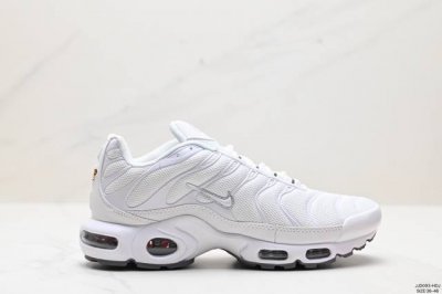 真标耐克nike Air Maxplus Drift休闲气垫缓震跑步运动鞋 造型超讨喜！鞋面以帆布和织物材质包裹，保证了轻薄透气，更适合夏季穿着。鞋侧 鱼骨 形