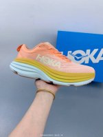 hoka M Bondi 8全新配色 这个品牌来自于新西兰的毛利语，Hoka表示大地，One One表示飞越，连起来就是飞越地平线，One One不是读作“万万