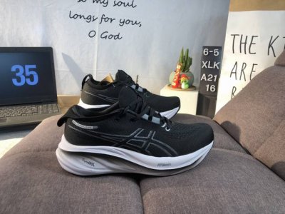 公司级Asics 亚瑟士Gel-Nimbus 26稳定跑鞋鞋面采用双层提花网面设计，提高包裹性和透气性，后跟搭载稳定系统科技T-Gel提升整体支撑力和结构感，减