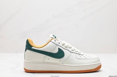 真标耐克nike Air Force 7 空军一号低帮百搭休闲运动板鞋。柔软、弹性十足的缓震性能和出色的中底设计，横跨复古与现代的外型结合，造就出风靡全球三十多