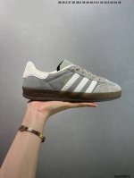 阿迪达斯 Adidas Originals Gazelle Indoor复古三叶草防滑透明橡胶板鞋经典运动鞋。这款经典鞋,忠于原版设计,缀撞色三条纹和鞋跟饰片。