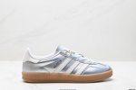 公司级Adidas Originals Gazelle Indoor 三叶草休闲防滑耐磨低帮板鞋 鞋头出色设计 塑就出众贴合感 稳固的后跟贴合足部曲线设计 软弹