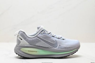 公司级Nike Vomero 18 耐克 舒适减震防滑 低帮跑步鞋 全掌Reactx泡绵中底 前掌和后跟还配备了Air Zoom气垫单元 据说跑起来更快更舒适哦