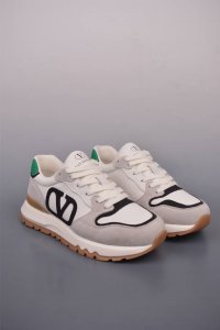 Valentino 华伦天奴 Rockstud Untitled 厚底休闲小白鞋 明星同款 软羊皮低帮运动板鞋 经典百搭款绗缝格纹打造瞩目朋克风格 考究皮质构塑