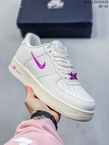 耐克 Nike Air Force 1 ’07 空军一号低帮百搭休闲运动板鞋。柔软、弹性十足的缓震性能和出色的中底设计，横跨复古与现代的外型结合，造就出风靡全球