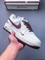 原楦数据纸版，采用硬质优质皮革鞋面材质，内置全掌Air Sole气垫。耐克 Nike Air Force 1 Low 空军一号低帮百搭休闲运动板鞋 051348