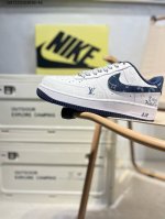 耐克 Nike Air Force 1 '07空军一号 中帮百搭休闲运动板鞋。柔软、弹性十足的缓震性能和出色的中底设计，横跨复古与现代的外型结合，造就出风靡全球
