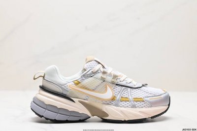 公司级耐克nike V2K Run跑步鞋复古风潮 网面透气运动鞋 灰银紧致的鞋面材质提供良好的包裹性鞋侧 Swoosh以及鞋头部分搭配增添不少亮点的镀铬细节鞋垫