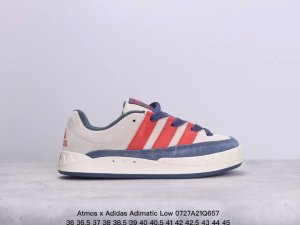 真标带半码 阿迪达斯 鲨鱼面包鞋 新联名开启,日本知名球鞋店铺atmos X Adidas Adimatic Low马蒂奇系列低帮复古鲨鱼面包休闲运动休闲滑板板