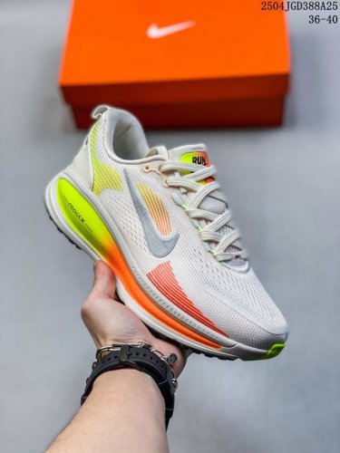 Nk Air Zoom Vomero 18 登月18舒适百搭网面透气休闲跑步鞋 原楦原纸版数据，全新模具开发。双层网布，透气网眼和透气三明治，中足搭配Flywi