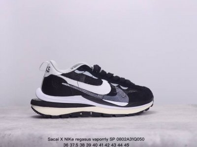 耐克sacai X Nike Regasus Vaporrly Sp 华夫双勾三代3.0走秀 鞋身材质由翻毛皮和透气网布共同打造。熟悉的解构手法、重叠swoos