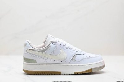 真标W Nike Gamma Force 兼顾舒适脚感和出众风范 演绎匠心之作 结构性的支撑贴合感结合复古篮球设计 塑就场外全明星风范 货号:Dx9176-10