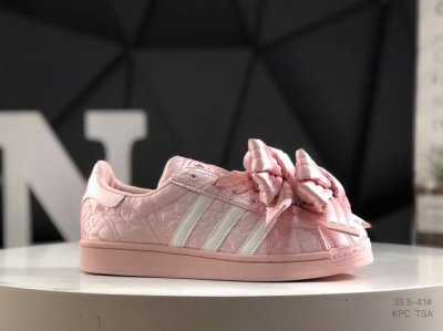210 caroline Hu X Adidas Originals Superstar W 潮流 时尚 防滑减震 低帮 阿迪达斯板鞋 搭配大朵蝴蝶结 呈现风格