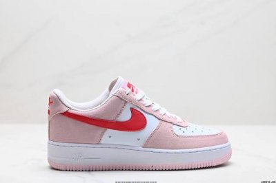 公司级耐克nike Air Force 7空军一号低帮百搭休闲运动板鞋。柔软、弹性十足的缓震性能和出色的中底设计，横跨复古与现代的外型结合，造就出风靡全球三十多
