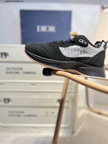 dior 迪奥最新配色老爹运动鞋 全新B30运动鞋 顺应复古市场的趋势的 Dad Shoes风格鞋款鞋舌上的Dior标志 也注明了这双鞋是B30的型号！B30运