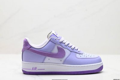 220 真标耐克Nike Air Force 1“07空军一号低帮百搭休闲运动板鞋。柔软、弹性十足的缓震性能和出色的中底设计，横跨复古与现代的外型结合，造就出风