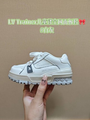 降价 Lv Trainer儿童镂空网面板鞋 Size:26-37码 舒适透气，轻盈步伐 这款板鞋采用优质材料制作，既保证了穿着的舒适度，又让小脚丫能自由呼吸。轻