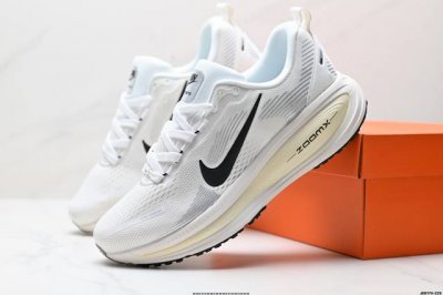 公司级Nike Vomero 18 耐克 舒适减震防滑 低帮跑步鞋 全掌Reactx泡绵中底 前掌和后跟还配备了Air Zoom气垫单元 据说跑起来更快更舒适哦