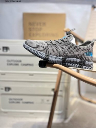 Thenorthface北面一脚蹬袜子鞋懒人鞋.鞋面采用进口飞织弹力面柔韧性和舒适性简直无法言喻鞋底采用Md底 回弹减震效果 上脚像踩棉花糖 有效减少运动时候的