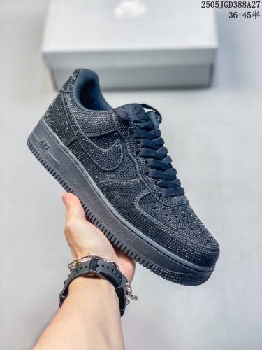公司带半码 耐克Nike Air Force 1 07 空军一号低帮百搭休闲运动板鞋 柔软 弹性十足的缓震性能和出色的中底设计 横跨复古与现代的外结合 造就出风