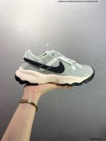w Nike Tc 7900 新款老爹鞋 注入非凡时尚气息 塑就高雅外观 耐穿合成材质搭配柔软丝绒 该鞋款保留了挚爱的加垫鞋口 柔软泡绵缓震配置 和抓附力十足的