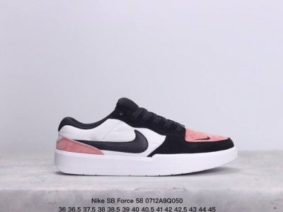 真标耐克nike Sb Force 58低帮休闲板鞋 是一款将前沿创新带入街头的单品，它具有硫化杯底，具有出色的耐用性和灵活性。使用帆布和绒面革，在饰面上放置通