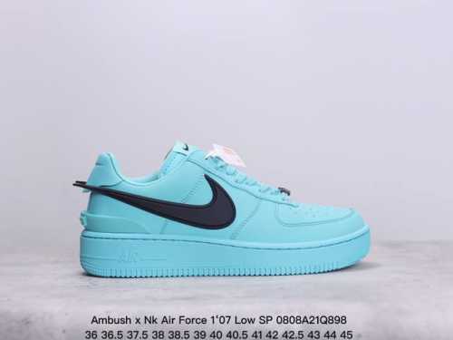 真标ambush X Nk Air Force 7 Low Sp 空军一号联名标志性的swoosh延伸至鞋跟之外 鞋舌和鞋垫上印有ambush品牌标志 整体简约