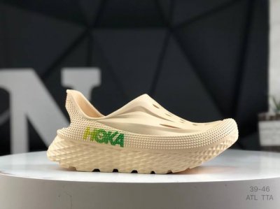 红卡 拖鞋 Hoka 夏季新款百搭沙滩拖鞋 Hoka在超厚中底方面的积累 让它跑在了其他厂商的前面 推出的沙滩拖鞋以缓震和轻量的优势 得到众多跑者的青睐！ 尺码
