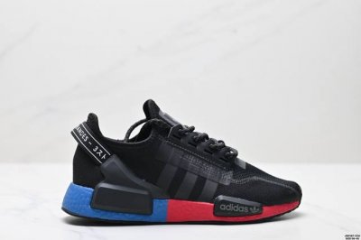 真标Ad Boost Nmd R1 V2经典跑鞋系列全新配色 弹力针织鞋面 原装高弹Boost颗粒大底 缓震性能卓越 体质轻盈且抗冲击 整双鞋子的透气性和舒适度