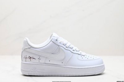 公司级耐克nike Air Force 7 空军一号低帮百搭休闲运动板鞋。柔软、弹性十足的缓震性能和出色的中底设计，横跨复古与现代的外型结合，造就出风靡全球三十