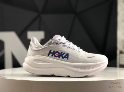 Hoka W Bondi 9全新配色 这个品牌来自于新西兰的毛利语，Hoka表示大地，One One表示飞越，连起来就是飞越地平线，One One不是读作“万万