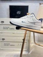 耐克 Nike Air Force 1 '07空军一号 百搭休闲运动板鞋。柔软、弹性十足的缓震性能和出色的中底设计，横跨复古与现代的外型结合，造就出风靡全球三十
