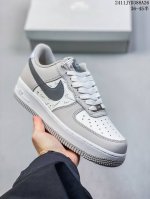 公司级带半码耐克nike Air Force 7 空军一号低帮百搭休闲运动板鞋。柔软、弹性十足的缓震性能和出色的中底设计，横跨复古与现代的外型结合，造就出风靡全