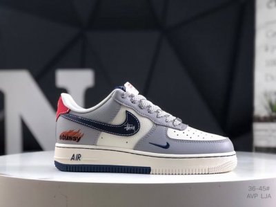 公司级带半码 耐克 Nike Air Force 7 空军一号低帮百搭休闲运动板鞋。柔软、弹性十足的缓震性能和出色的中底设计，横跨复古与现代的外型结合，造就出风