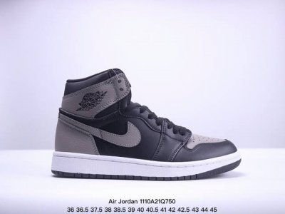 耐克 男女同款运动板鞋 Nike Air Jordan 1 Retro High OG 乔丹一代aj1 乔1 AJ1 篮球鞋复刻运动鞋。皮面高帮板鞋的设计灵感源